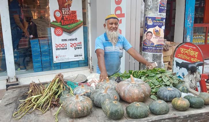 ভ্যান গাড়িতে সবজি বিক্রি করে মসজিদ করলেন হারুন