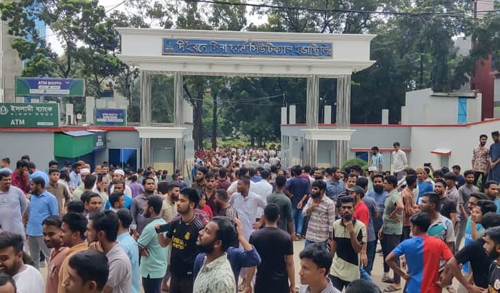 গাজীপুরে ২৫ দফা দাবিতে শ্রমিকদের মহাসড়ক অবরোধ