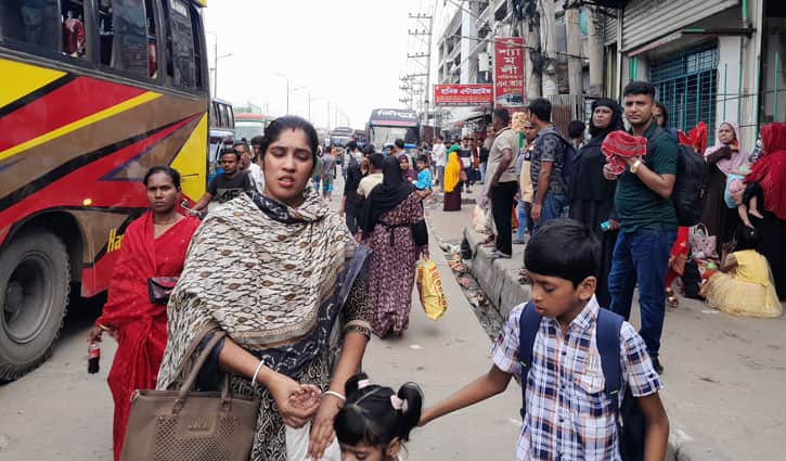 পূজার ছুটিতে মহাসড়কে যাত্রীর ভিড়, বেশি ভাড়া আদায়