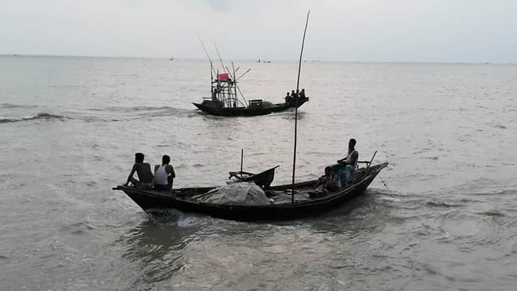মেঘনায় মাছ শিকারে নেমেছে অর্ধ-লক্ষাধিক জেলে