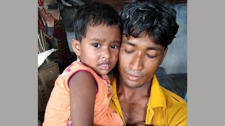 ট্রাক উল্টে ভ্যানযাত্রী দম্পতি নিহত, বেঁচে গেল শিশুকন্যা