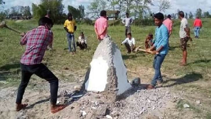 এবার ভারতের সীমান্ত পিলার গুঁড়িয়ে দিলেন নেপালিরা!