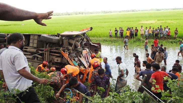 মাগুরায় বাস খাদে পড়ে প্রাণ গেল চারজনের