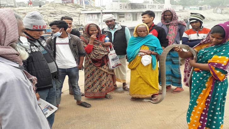 ফেরির পন্টুনে সাপ খেলা!