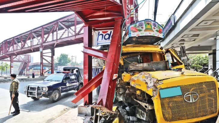 ফুটপাতে উঠে ২ নারীকে চাপা দিয়ে মারল ট্রাক