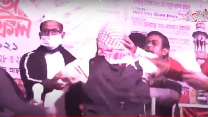 ওয়াজ মাহফিলে নকল বক্তাকে গণপিটুনি দিল জনতা (ভিডিও)