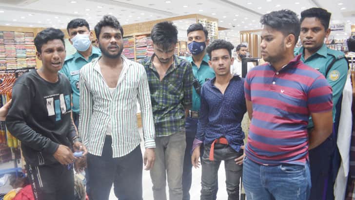 ছাত্রলীগ সভাপতির নাম করে শপিং, আটক ৫