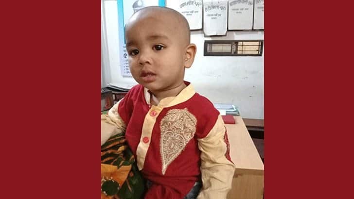 ২ বছরের এই শিশুটিকে চায়ের দোকানে ফেলে গেলেন মা