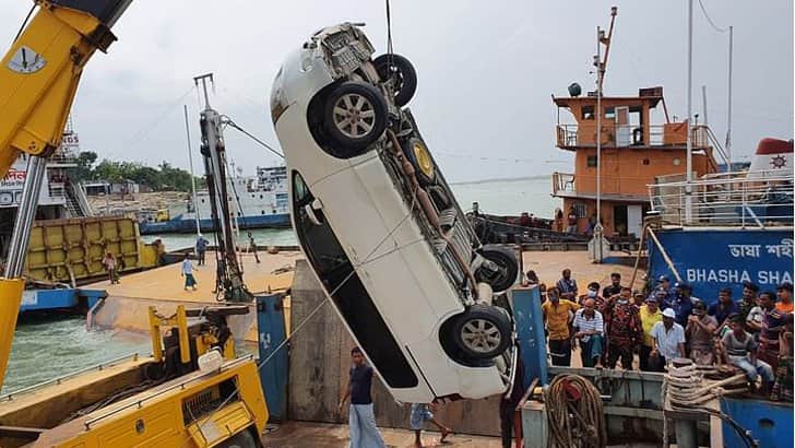পদ্মায় পড়ে যাওয়া সেই মাইক্রোবাস উদ্ধার, ভেতর পাওয়া যায়নি কাউকে