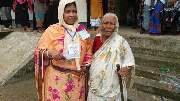 নাতনির সহযোগিতায় ভোট দিলেন শতবর্ষী হাজেরা