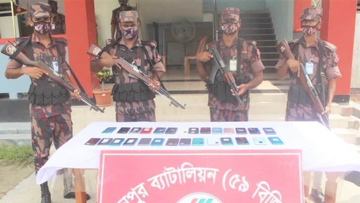 সীমান্তে পড়ে ছিল ২৮টি মোবাইল, অতঃপর…