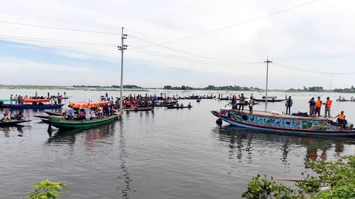 তীরের কাছে এসেই ডুবে যায় তরীটি