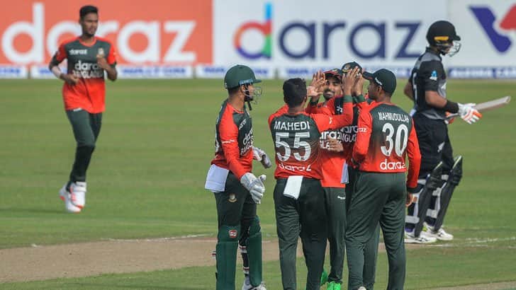 ৪৯ রানে ৭ উইকেট হারিয়ে বিপাকে নিউ জিল্যান্ড