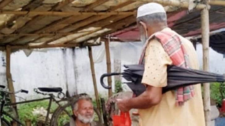 ভিক্ষার ঝুলি হাতে রাস্তায় রাস্তায় ঘুরছেন আ.লীগ নেতা!