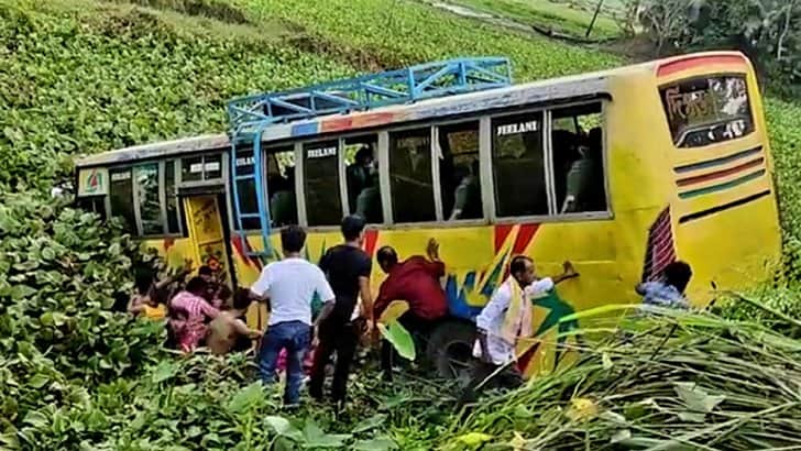 অটোরিকশাকে সাইড দিতে বরযাত্রীবাহী বাস খাদে