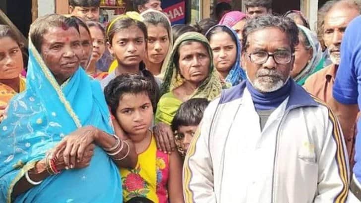 ৩৭ বছর পর স্ত্রীকে পেয়ে আবেগে যা বললেন স্বামী ৩৭ বছর পর স্ত্রীকে খুঁজে পেলেন স্বামী!