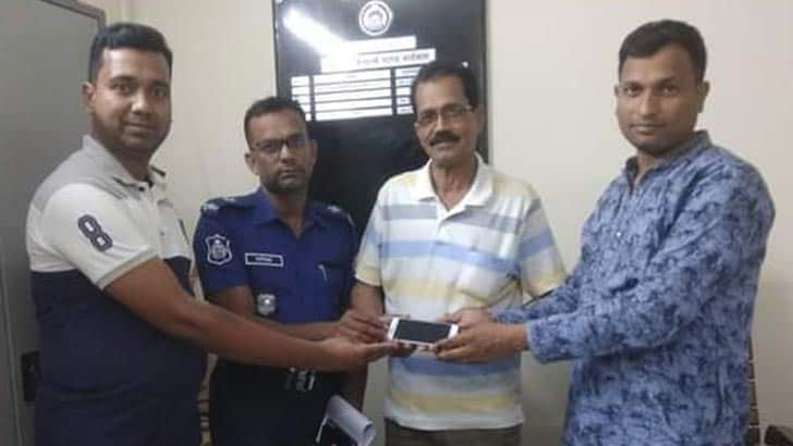আড়াই বছর পর হারানো মোবাইল উদ্ধার করে মালিককে ফিরিয়ে দিল পুলিশ