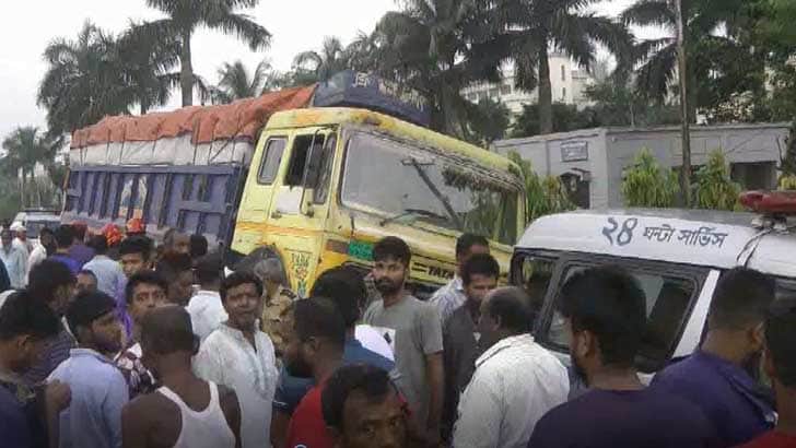 হাসপাতালের সামনে ট্রাকচাপায় ২ পথচারীর প্রাণহানি