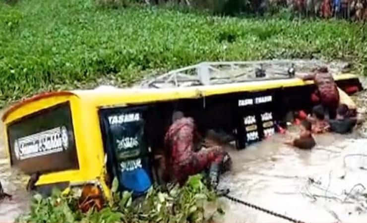 নিয়ন্ত্রণ হারিয়ে খালে বাস, নিখোঁজ ২০