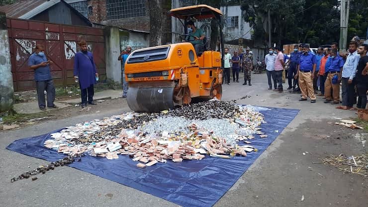 গুঁড়িয়ে দেয়া হলো অনুমোদনহীন ৪০ লাখ টাকার ওষুধ