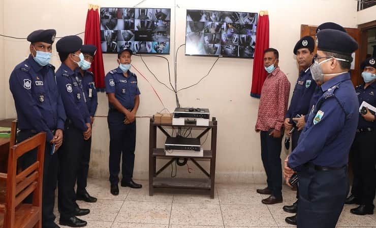 নিজের কার্যালয়ে বসেই থানা দেখছেন এসপি শহিদুল্লাহ