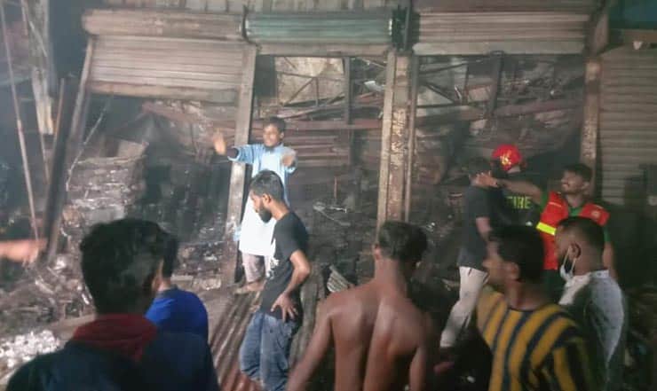 দুই ঘণ্টার আগুনে পুড়ল কল্যাণপুর বস্তি
