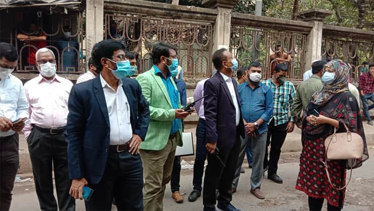 পুলিশের উপর হামলা, কাঁদানে গ্যাস নিক্ষেপ করে উচ্ছেদ শুরু