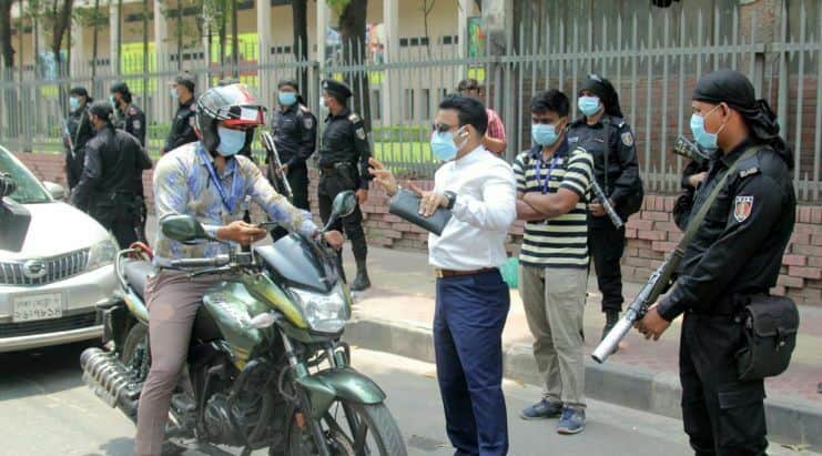 করোনার দ্বিতীয় ঢেউ ঠেকাতে চলছে লকডাউন, বিভিন্ন স্থানে জরিমানা
