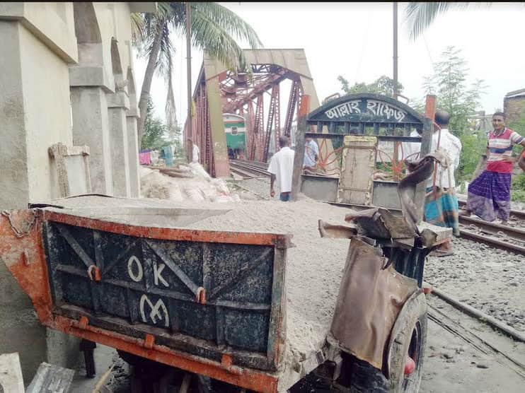 নওগাঁয় বালুর ট্রাকের সাথে পঞ্চগড় এক্সপ্রেস ট্রেনের সংঘর্ষ