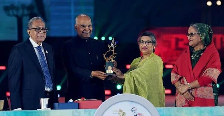 ভারতের রাষ্ট্রপতির হাতে ‘মুজিব চিরন্তন’ শ্রদ্ধাস্মারক তুলে দিলেন বঙ্গবন্ধু কন্যা