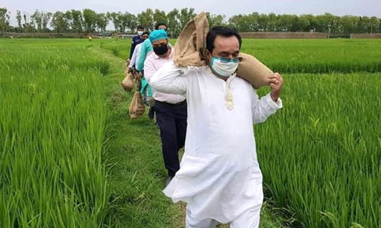 কাঁধে ত্রাণ নিয়ে দুর্গম এলাকায় ছুটে গেলেন চেয়ারম্যান ও ইউএনও