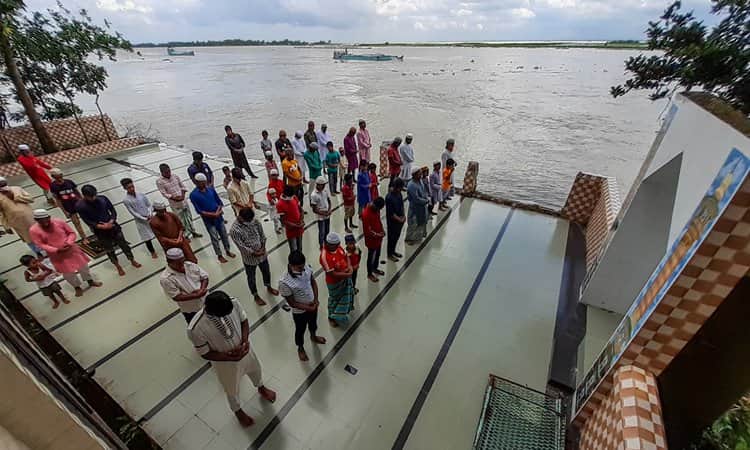 মধ্যাঞ্চলে বন্যার অবনতি, উত্তরে দুর্ভোগে বানভাসি মানুষ