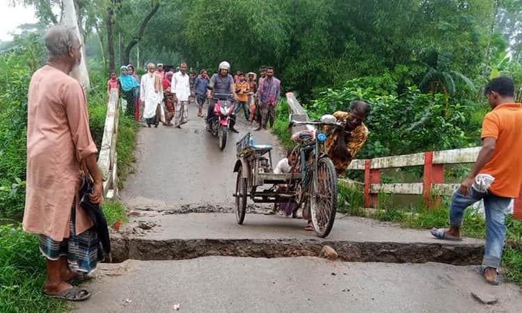 বালু বোঝাই ট্রাক পারাপারের সময় ভেঙে গেল ব্রিজটি