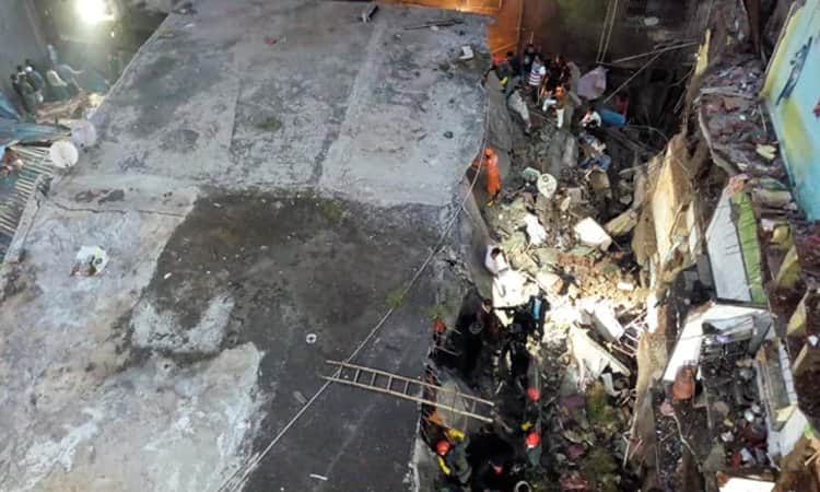 ভারতে ধসে পড়লো তিনতলা ভবন, ১০ জনের প্রাণহানি