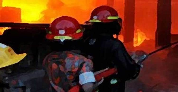 পুরান ঢাকায় জুতার কারখানায় আগুন