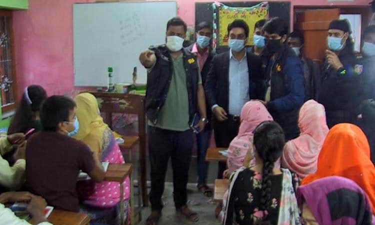 গোপনে চলছিলো কোচিং সেন্টার, পড়ানো হচ্ছিলো গাদাগাদি করে