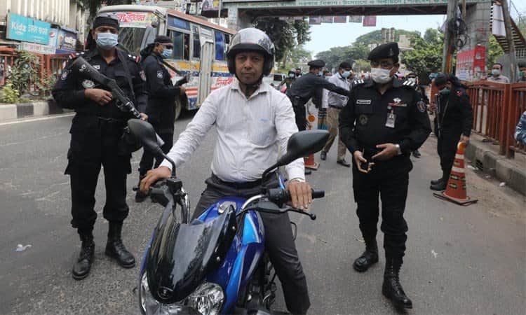 মাস্ক ব্যবহার নিশ্চিত করতে মাঠে র্যাব