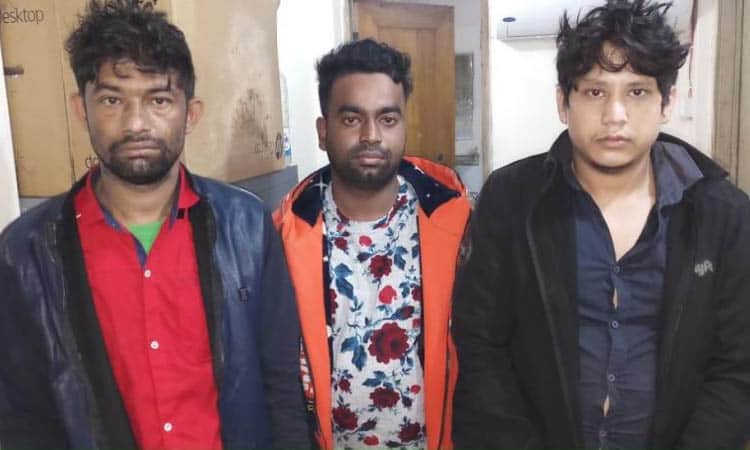 গ্রামে বসেই কয়েক কোটি টাকা কামায় ওরা
