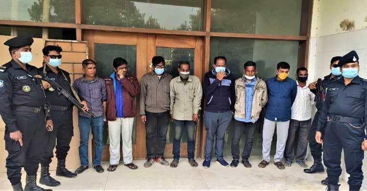 হাসপাতালে অভিযান চালিয়ে ৮ দালাল গ্রেফতার