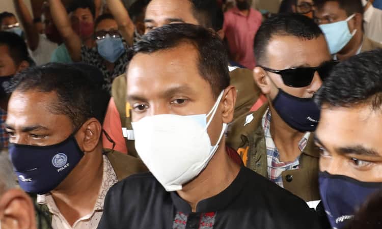 আদালতে বিমর্ষ ছিলেন বাবুল আক্তার