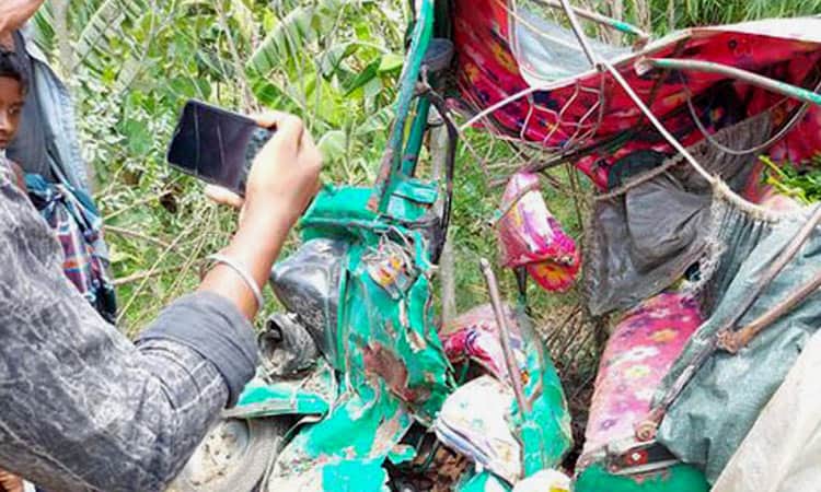 ছাগলনাইয়ায় অটোরিকশা-পিকআপ সংঘর্ষ, ৪ জনের প্রাণহানি