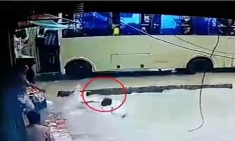 ড্রেনে তলিয়ে যাওয়ার চার দিনেও খোঁজ মেলেনি সেই ব্যবসায়ীর