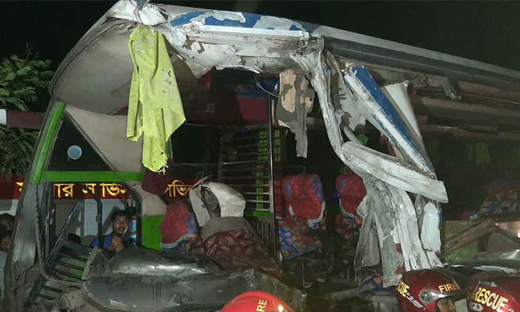 দাঁড়িয়ে থাকা ট্রাকের সঙ্গে বাসের সংঘর্ষ, নিহত ৫