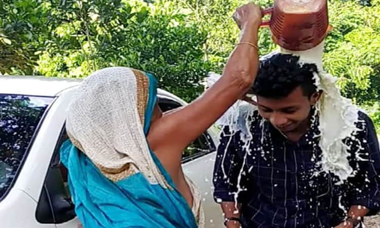 ডিভোর্সের পর দুধ দিয়ে গোসল করলেন যুবলীগ নেতা