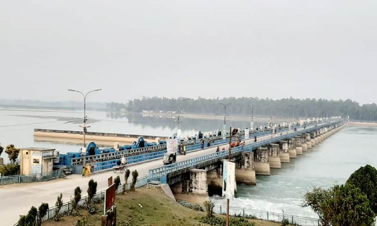 খুলে দেওয়া হয়েছে তিস্তা ব্যারেজের ৪৪ গেট