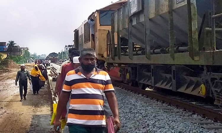 মুখোমুখি দুই ট্রেন, অল্পের জন্য রক্ষা পেলো হাজারো যাত্রী