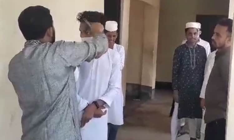 এবার মাদরাসার ৬ শিক্ষার্থীর চুল কেটে দিলেন শিক্ষক