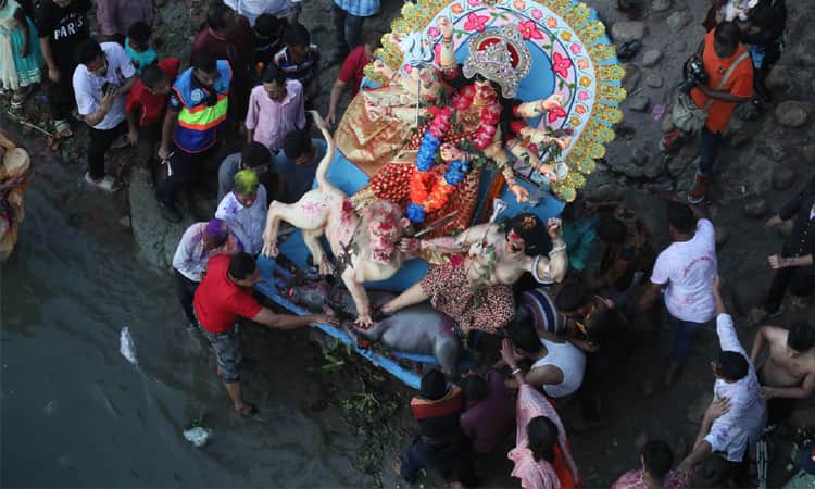 প্রতিমা বিসর্জনে শেষ হলো দুর্গোৎসব