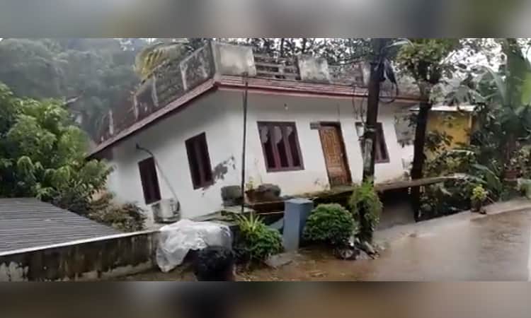 নদীগর্ভে তলিয়ে গেলো দোতলা বাড়ি