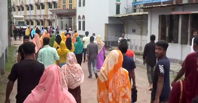 গাজীপুরে বেশিরভাগ পোশাক কারখানা শ্রমিকরা যোগ দিয়েছেন কাজে